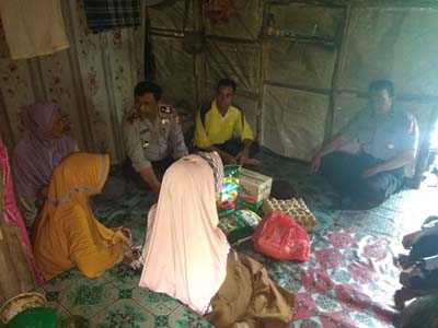 Kapolsek Tembilahan Hulu Serahkan Sembako Kepada Warga Kurang Mampu